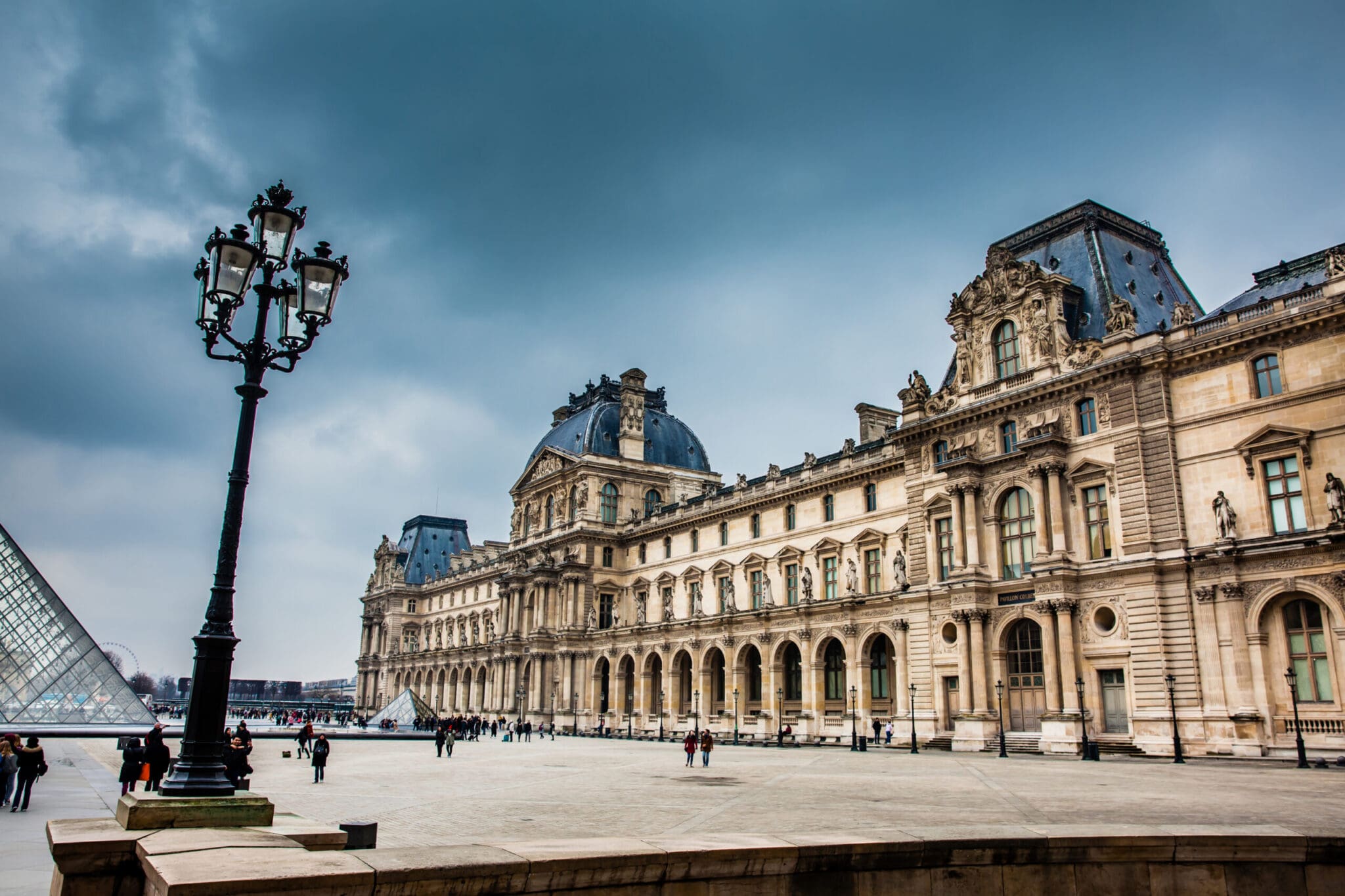 AdobeStock 360262760 louvre scaled